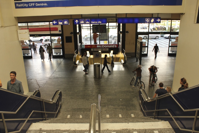 Fichier:Gare-cornavinIMG 0214.jpg